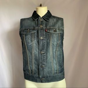 Levi’s denim jean jacket in size m